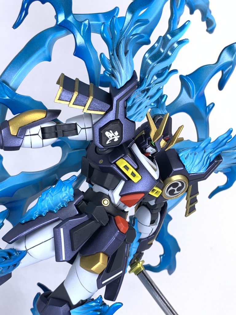 烈火焔蒼形態(バーニングモード)
BFTのキットと言えばやっぱりエフェクトパーツでしょ!という事で使ったキットのエフェクトパーツを盛り込みました。
次元覇王流剣術の奥義を使う際の形態だと思って貰うといいと思います。
奥義の名前は鬼焔万浄神楽(きえんばんじょうかぐら)←厨二病