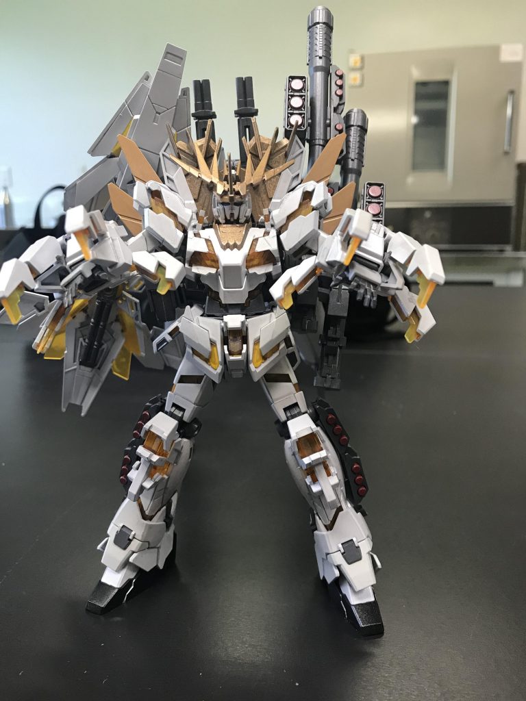 左右を爪にしてしまったので
バンシィの良さであるアシメ感が消えてしまったので
フルコーンの背部アタッチメントを切った貼ったして
フルアーマー部分に左右非対称を植え込みました。
ネーミングのネメアは
私が獅子座だからという安易なミーニングです。
ホワイトパールで塗ってますが
一部クリアシルバーの実験もしてます。
写真には映らない美しさです。orz