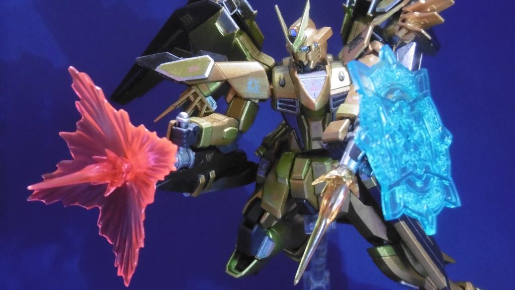 他にもメガミデバイスから流用したエフェクトパーツの使い分けで、実体刃だけでなく格闘・射撃・防御の複合兵装に転換。トンファー側は銃口を少し加工して、エフェクト軸を奥まで差せるようにしています。
ここで用いたのは一例で、属性や威力によって使うエフェクト色を変更。