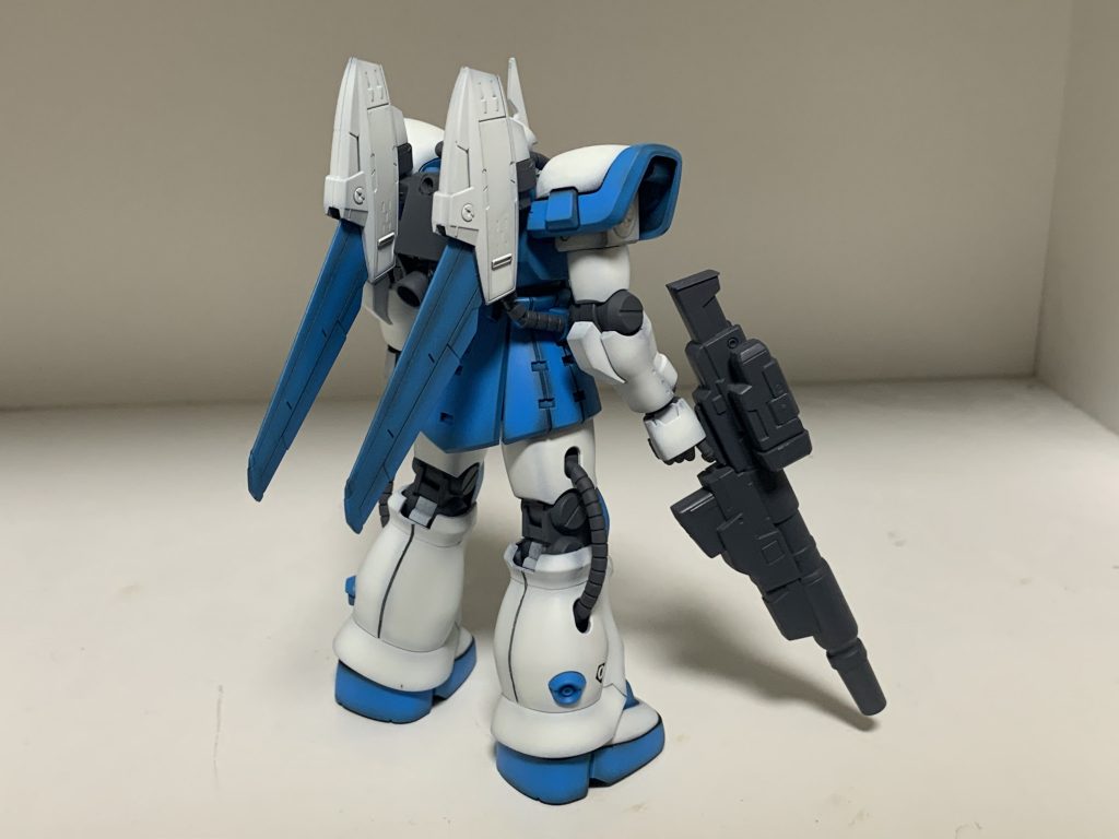 リアウイングはMSウイングを穴あけて取り付け、肩アーマーはドムトローペンの物を移植しました。