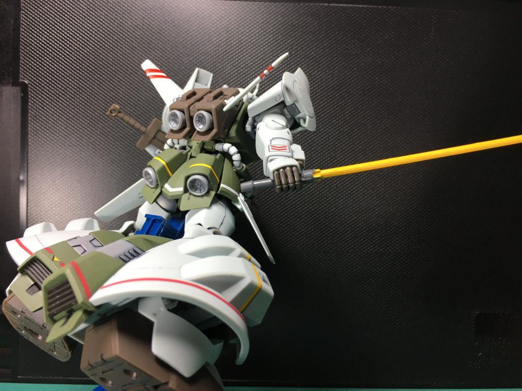 スラスターユニットやウイングなど、背面から見ても楽しめます。以前ジャンクショップで購入したドムのヒート・サーベルを用意。