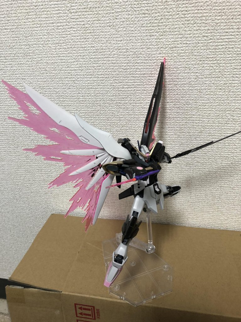 フラッシュエッジ2
左肩に装備されたビーム兵装
手に持った状態でビームサーベルとしても使えるが専らブーメランとして使われる
簡易ドラグーンシステムである程度のコントロールが出来るはずだが、運が悪いのかあまり当たらない