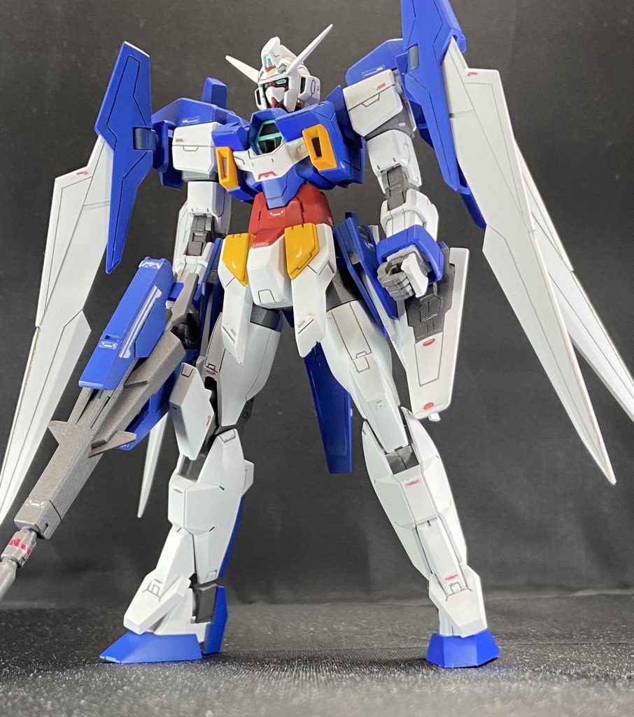 フロントスカートの黄色パーツの筋彫りや脚部横のダクトの追加、ひじ関節のディテール追加しています。