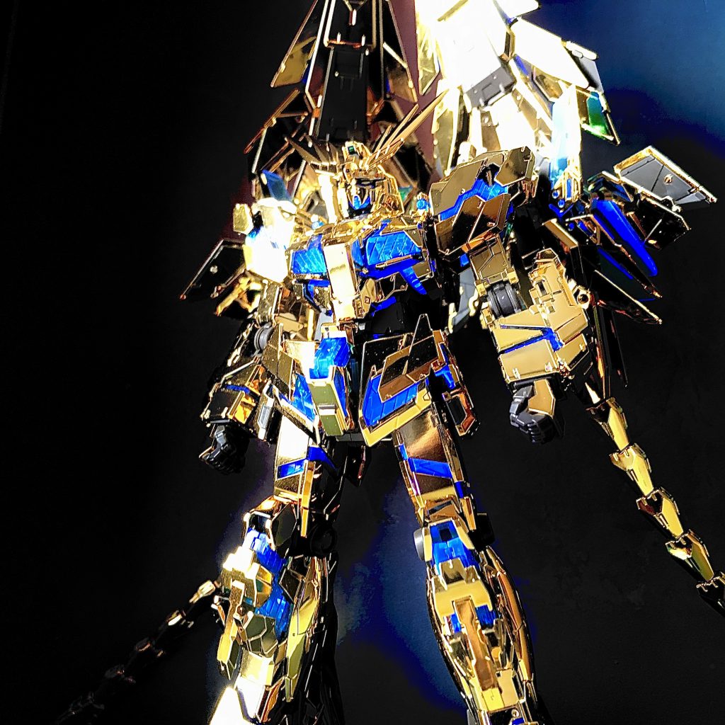 変形はいろいろと緊張しました。メッキを傷つけないか、あちこち壊さないかと。結果、デストロイモードにはすんなり変形できました。しかし、ユニコーンモードに戻す時にアンテナを折りました(涙)
折ったのはデストロイモード用のアンテナです。アンテナは余剰パーツが1個ずつ入っているのでなんとかなります。が、もう二度と変形させることはないでしょう(汗)