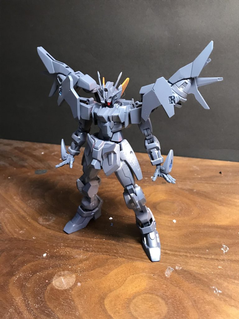 捨てサフを吹いた状態。ここからヤスリがけや微調整を行い、完成を目指しました。