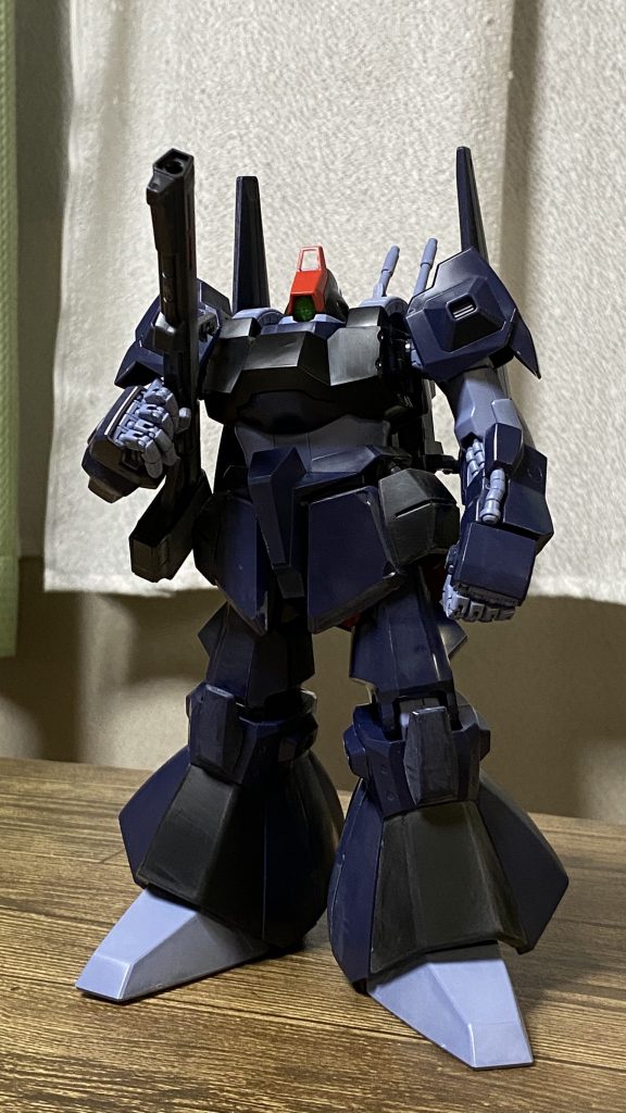 キットを素組みし、バランスの確認とフラットな装甲の面の強弱をどうつけようか考察。
