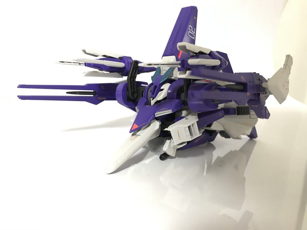 最後にこの機体の真の姿MA形態。
全砲門を前方に、全スラスターを後方にする事で機動力と火力の両立を可能にした姿。