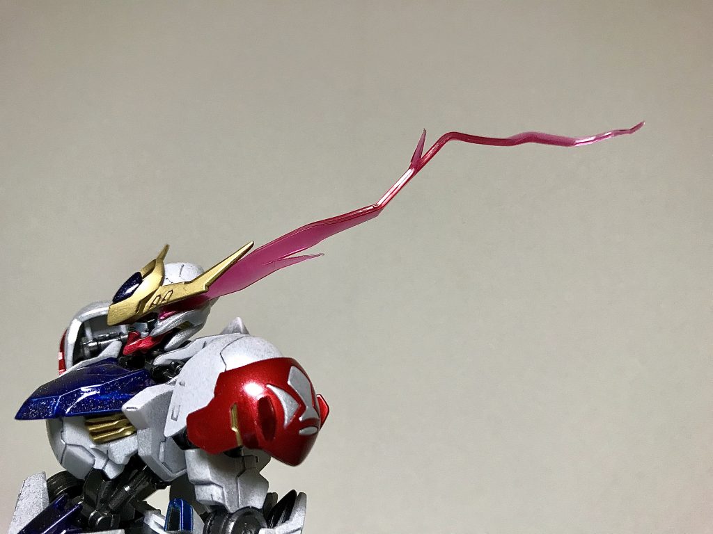 眼光エフェクトの素材は、RGダブルオーライザーについていた、ソードに付けるビームエフェクトです。柔軟な素材のためハサミで切ることができて、手で自由に曲げられます。これにクリヤーレッドを塗って、さらにブラックライトで光るマジックルミノペイント(赤)を塗りました。固定は、アンテナとエラ?の間に挟んでいるだけです。