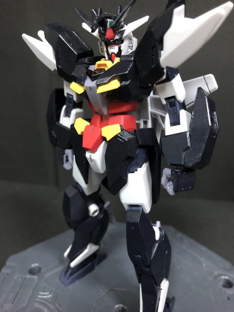 頭部のバイザーは上げることが出来る。