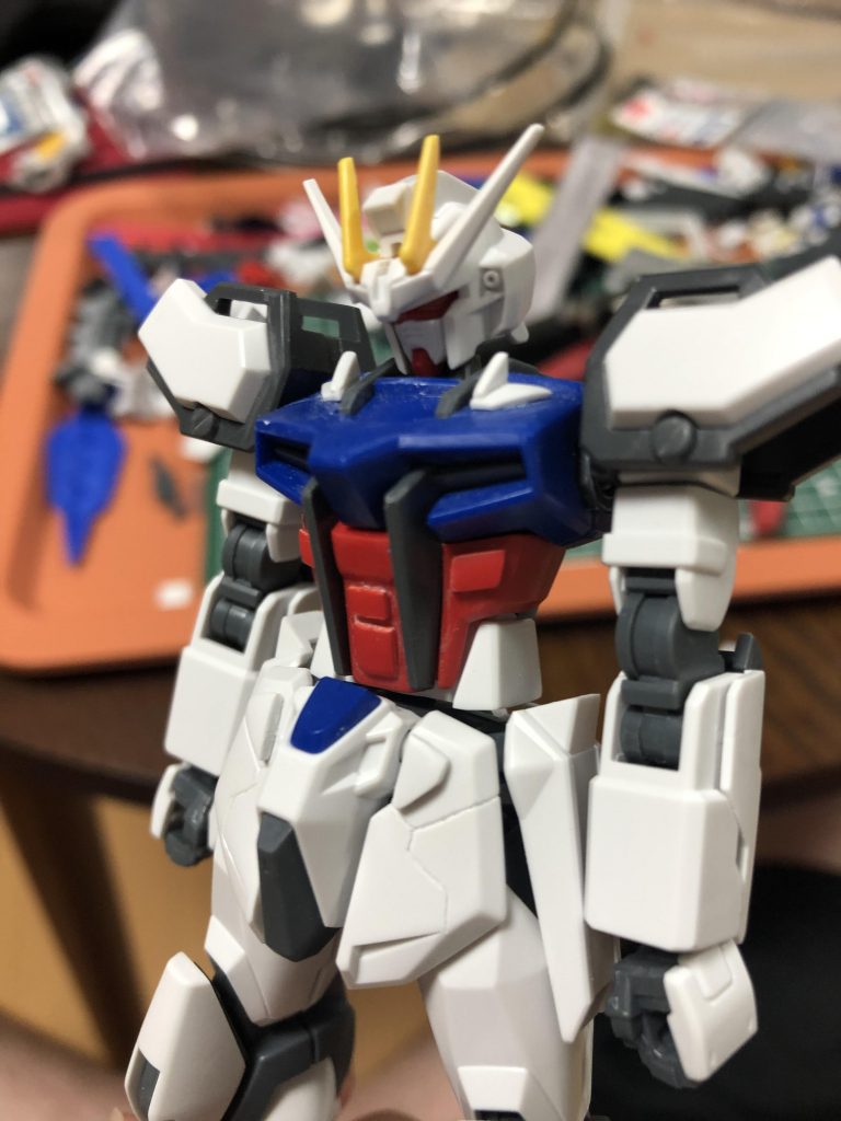 いらないパーツやランナーの端を使いペタペタと貼り付けました