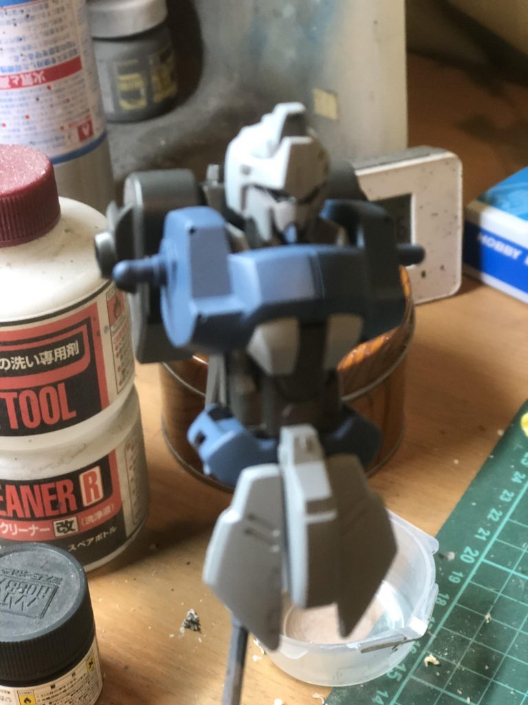 実は…何色にするか迷いに迷って、塗料瓶とにらめっこして選んだ色で塗装したら…百式もどきがデルタプラスもどきになったんで、即塗り直し決定(苦笑)
ベタやな…と思いつつ、zガンダム3号機カラーっぽい色に変更しました。