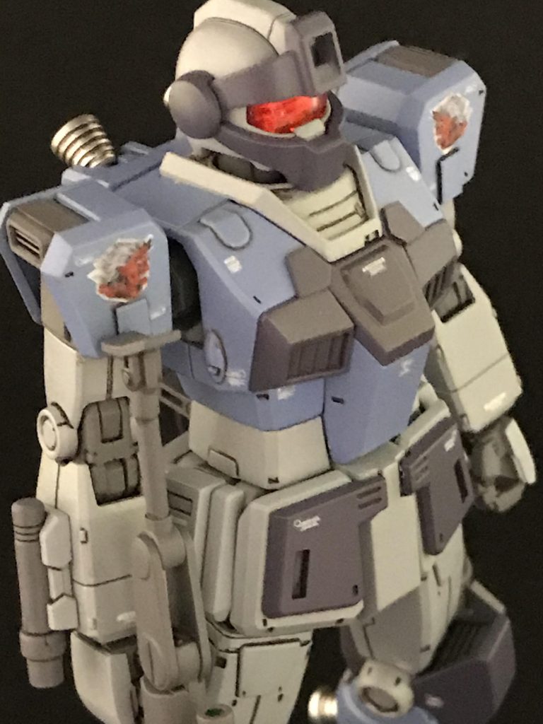 胸部に筋彫り追加とプラ板張り付け、肩アーマーもプラ板でディティールアップ。