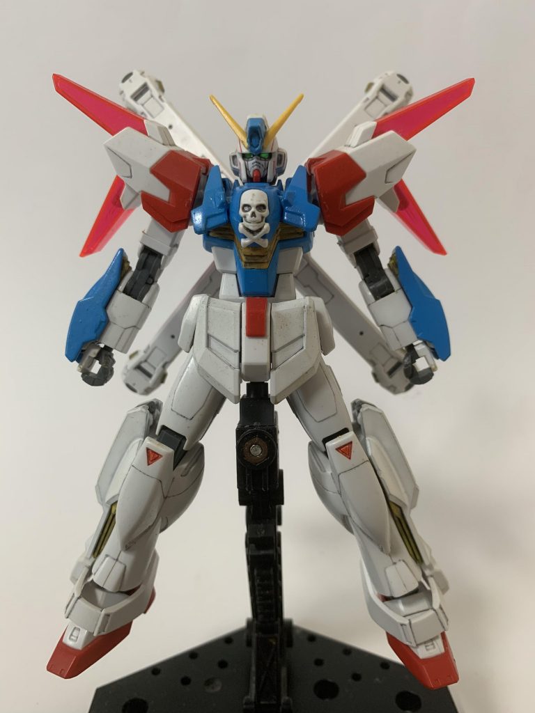 正面から。
クロスボーンガンダムをメインとして、その他には主にガンダムDXやギャラクシーコスモスのパーツを使っています。
接着剤等は使用せず、ニッパーとヤスリだけで作れる完全ミキシングのお手軽改造機体です。