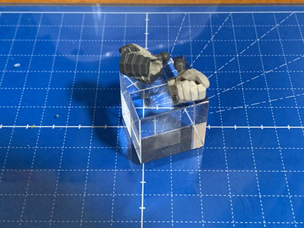 今回は工作少なめです

・シルエットブースターのSDフレーム用可動肘に交換
・肉抜き穴のパテ埋め（アンテナ裏、ハンドパーツ、二の腕）
・合わせ目消し（頭部、ビームライフル）
・サーベル持ち手の加工
・ビームサーベルの長い方を2cm切り詰め

サーベル持ち手（上の写真）はシルエットブースターのハンドパーツを使い、右手は指の位置の調整し、左手は握り拳の指部分を落としてパテの削り出しで作成しました。

## 塗装