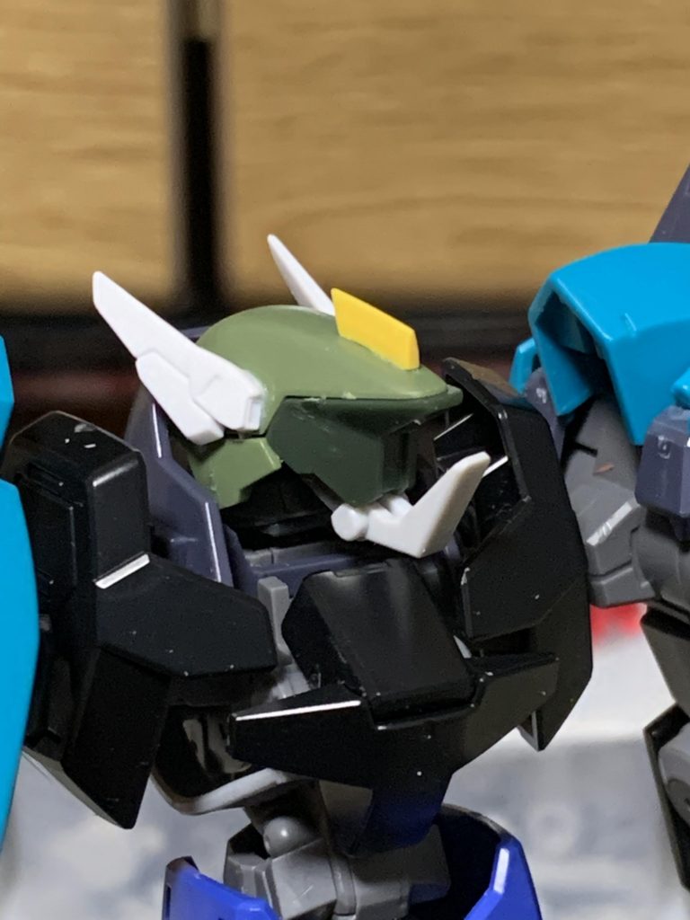 頭部はノーマルのグレイズにパーツを貼り付けただけです。