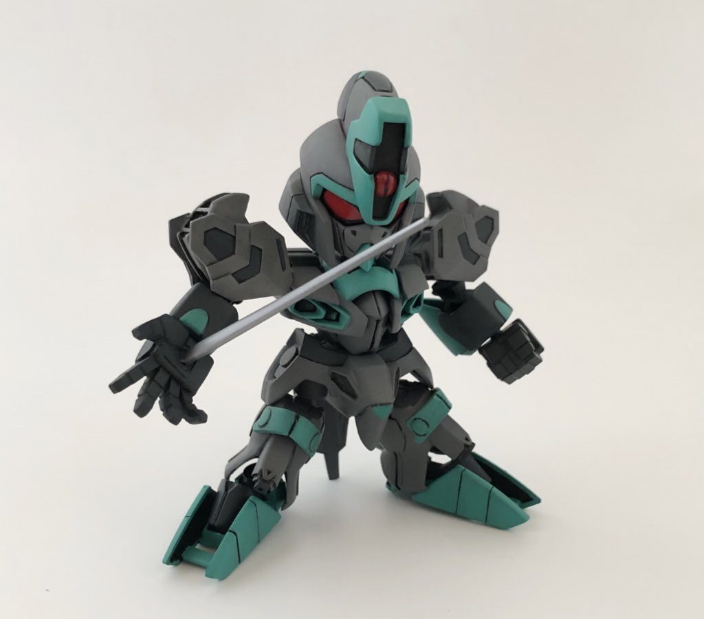 ビルドファイターズの世界観での活躍を想定しております。
製作者には、かつて共にSDガンプラを楽しむ2人の友人がいたが、彼の不在時にガンプラバトルにて謎の機体に急襲され、ガンプラも心もボロボロにされた2人はガンプラ制作から離れていった…
製作者はボロボロになったSDCSフェニックスガンダム、SDCSトムリアットを譲り受け、師とするモデラーからの教えを受けながら、新たな機体アラストールガンダムへと再構築。
友人達を引退まで追い込んだ謎のビルダーを探し出し、仇を討つ為、敢えて悪い噂の絶えないガンプラビルダー達を探し戦いを挑み続けるのであった。