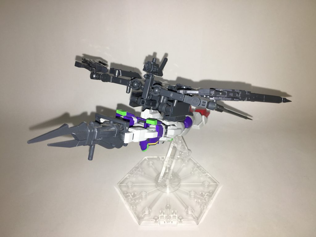 飛行形態、正面。各種のスラスターを後方に向けた形態で、その運動性能を生かした一撃離脱戦法を得意とする。