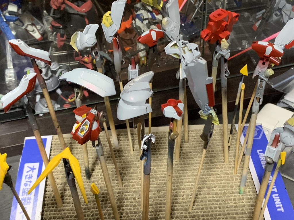 使った塗料は以下の通り
(Hは水性ホビーカラー、Nはアクリジョン )
パールは、粉末を水性ホビーカラーの光沢クリアに溶いて吹いいます

フレーム色
・Hシルバー+黒+ねずみ色→Hつや消しクリア

本体色（白）
・Hミディアムグレー+白→AGパール→H光沢クリア+白→雲母堂本舗VGレッド→ H光沢クリア

本体色（赤）
・Nベースレッド→Nモンザレット+黒少量→雲母堂本舗CCレッド →H光沢クリア

本体色（黄色）
・Nベースイエロー→N黄色→雲母堂本舗VGレッド→H光沢クリア

ブーツ部、ライフルカバー部色
・Nミッドナイトブルー

ダクト内部等（黒）
・Hつや消しブラック（エアブラシ ）
or
・タミヤエナメル フラットブラック（筆）

本体色の白はパールのVGレッドの効果が出やすいようにライトグレーにしてます。AGパールを一度吹いてから白をさらにかぶせているのは単に最初の下地が暗すぎたから…。

↓ VGパールの効果は以下の動画が分かりやすいです

https://twitter.com/sawat1203/status/1277965377985601537?s=21

光沢クリアの吹きっぱなしで、研ぎ出しやワックスがけはしてません。