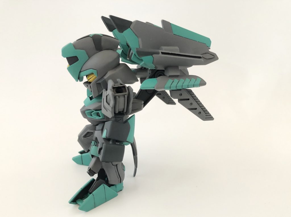 足はライフルを半分に割って貼り付け、背部ユニットはフェニックスのウイングをメインに組み立てました。