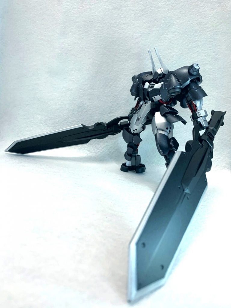 ただでさえ馬鹿でかい剣を2本持たせてみました。迫力の暴力。