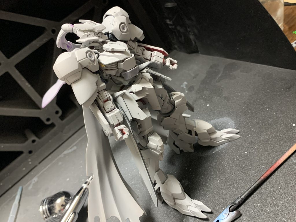 腰パーツのアーマーを制作し追加して再びサーフェイサーを吹いていよいよ塗装しました。制作工程も以下で終わります。閲覧ありがとうございました。