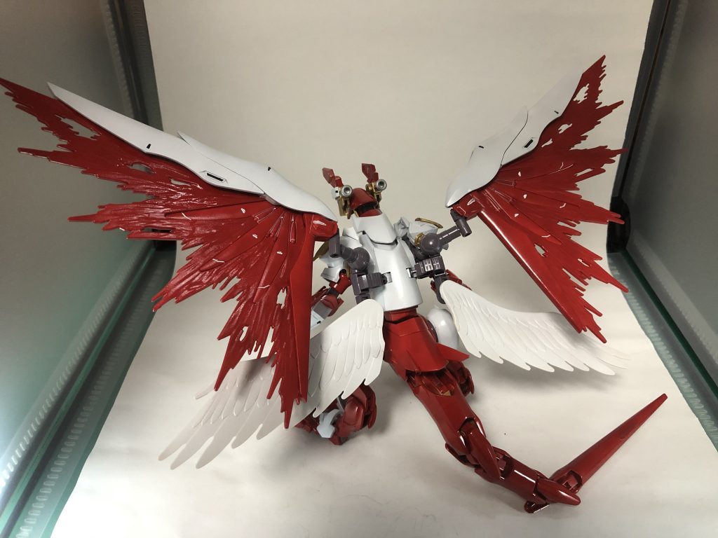 最後に正面と背面からの写真となります
というわけで今回は個人的に大好きなドラゴン、「超神星龍ジークヴルムノヴァ」をモチーフにダナジンを改造しました！
アニメで初めてジークヴルムノヴァを見たときから何かしらの形で立体物としてのジークヴルムノヴァが欲しい！動かしたい！と思っていたので、念願叶ってこうして製作、完成することができました！
自分の中でジークヴルムノヴァは最強のドラゴンで、こいつが出て勝利BGMがかかるのを見てテンションが上がったり、主人公の勝利を確信させてくれる、そんな自分の大好きな憧れの一つです！！


余談なのですが、実は元々は別のアカウントを作り投稿するつもりで、ガンスタ公式様にも「不正行為をしないのなら複数アカウントを持つこと」の許可を頂いたのですが、結局このアカウントで投稿しました、わざわざ問い合わせ前の独り言ツイートにリプをして許可していただいたのにすみませんでした…