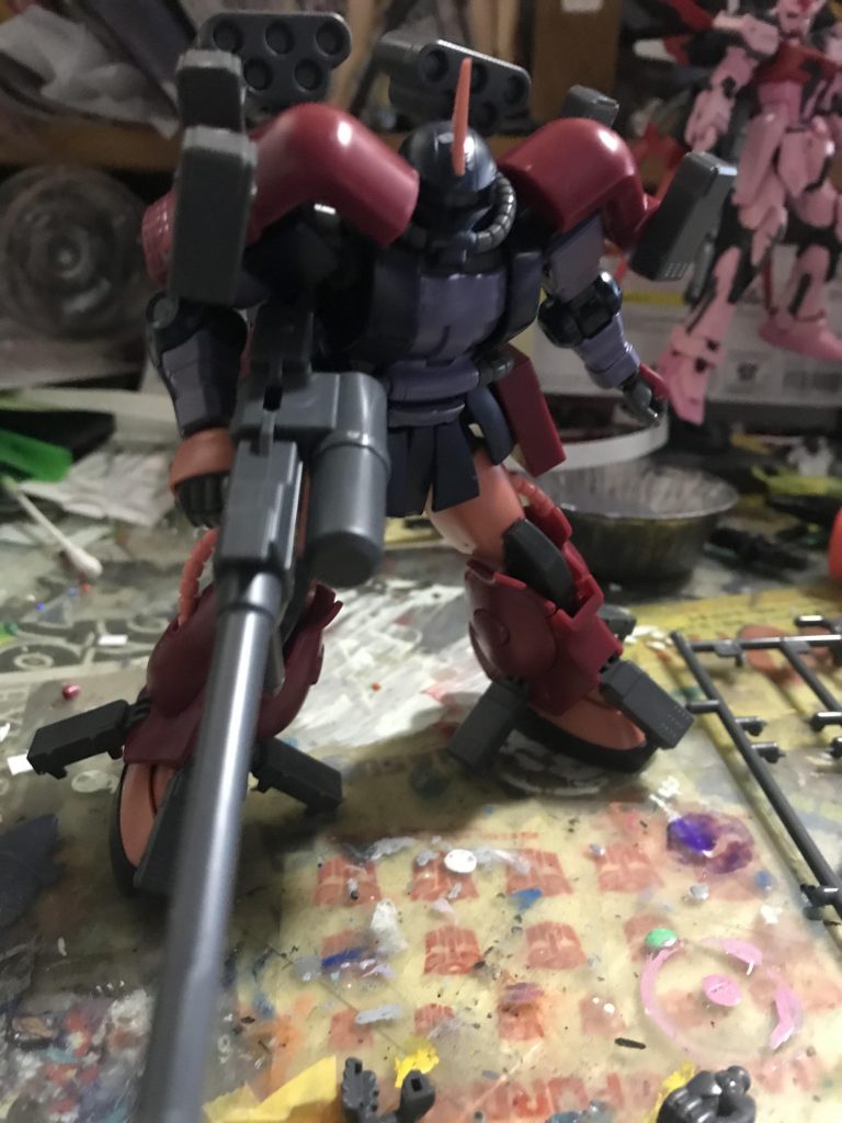 作成案練り出し中の図。
アンテナはアメイジングのものをオリジンザクに取り付けて長くしてます。

肩はシールドを取り付けるボールジョイントを棒状に加工したものに、ポリキャップをつける事でアメイジングの肩に対応させています。