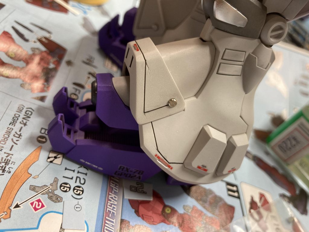 もう一つ初めての試みとして、穴を開けメタルパーツの埋め込みを行いました。これも機体の各所に行っています（主に足、バインダーなど）。