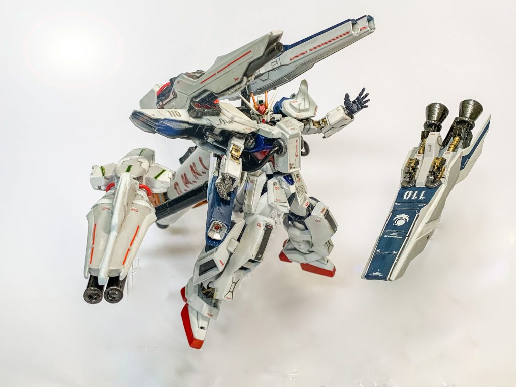 シールドファンネル！もとい、ドラグーンシステム。シールドの塗装は配色が決まらず、何度もやり直したため、サフが山になりました。大型のシールドがドラグーンシステムできるかどうかは妄想ですので。