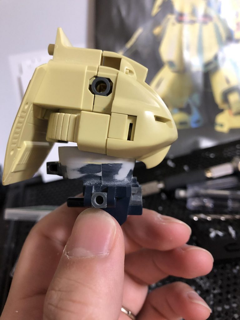 腰をプラ板で5ミリ延長
ボールジョイントで前後左右に稼働できる様にしています