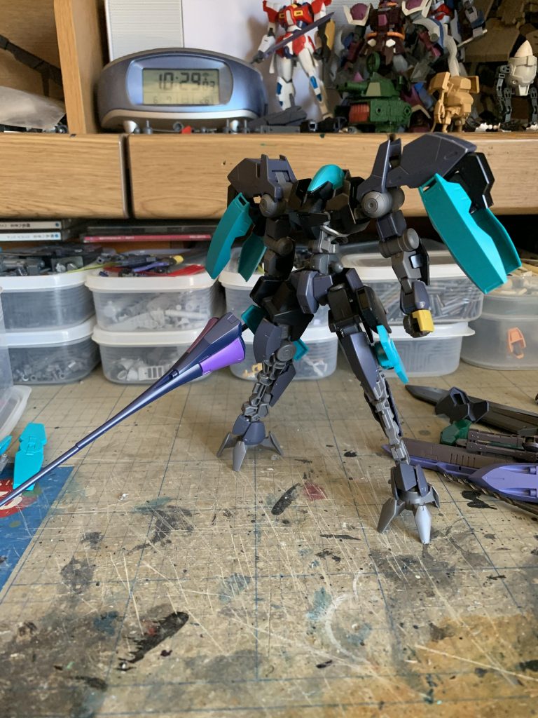 制作開始時。この時点で大体の方向性は決まっていました。膝関節にグレイズスラスターを装着しています。