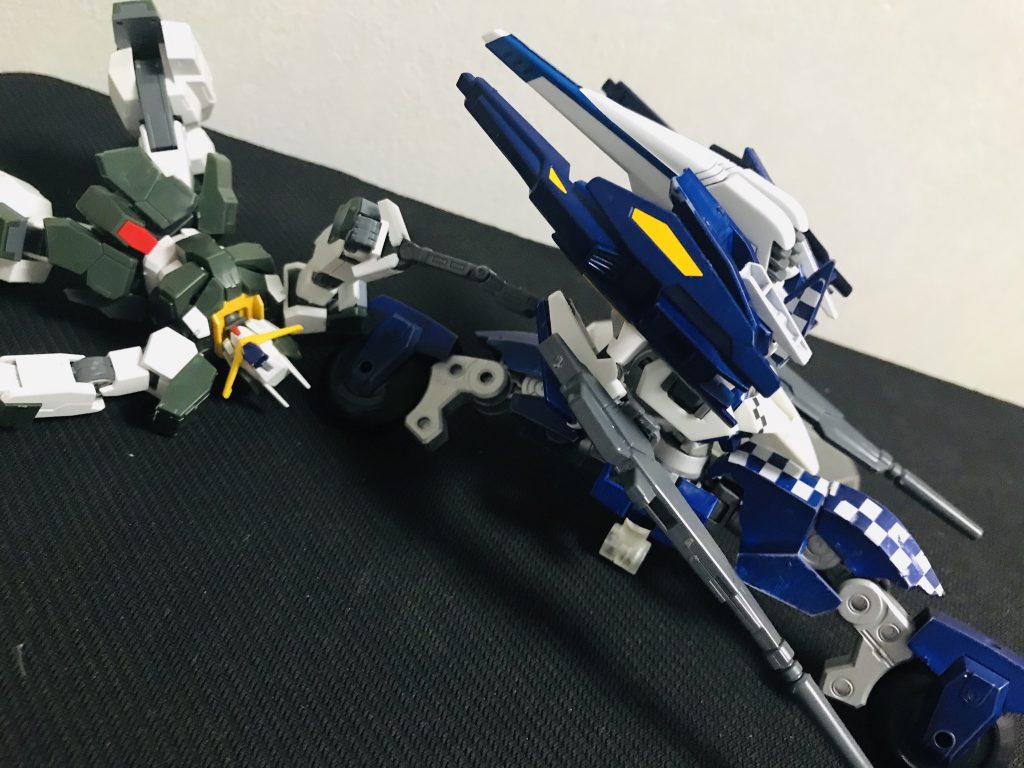 バイクモードでのサブアームの仕様はこの様に敵機を掴み、引き摺り回す事も可能。

バイクモードで近付きサブアームで掴み引き摺り回した後に切り離しMS形態に変形、ビームダガーの投擲で怯ませフルバーストでトドメというイメージのコンボ。