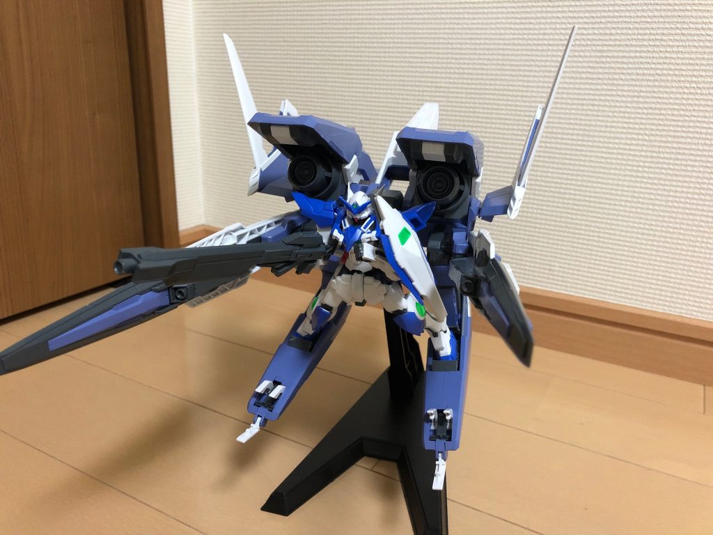 GNアームズとドッキングする際には、ウェポンラックは排除される。

後にGNアームズにはダウンサイジングされた太陽炉が搭載されたため、ガンダム単体でも使用出来るようカスタムされた。