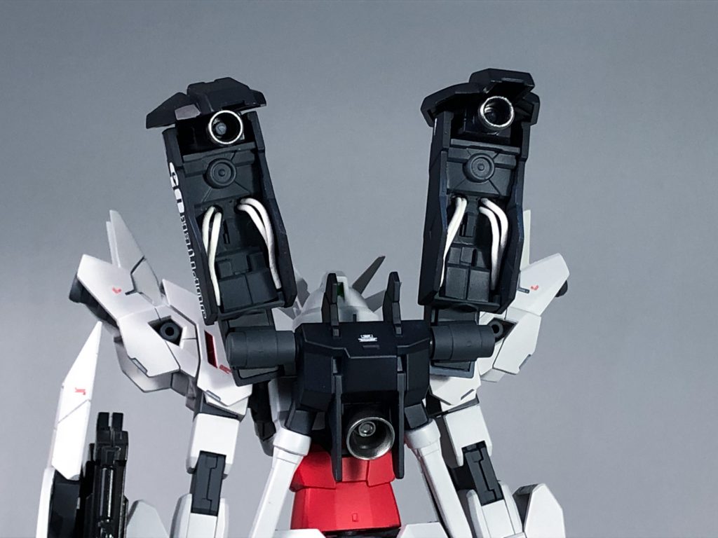 バックパックは本来分離して腕に装着出来るギミックがありますが、それはオミットし、フレーム風ディテールとパイピングを追加しました。ここは雰囲気重視。