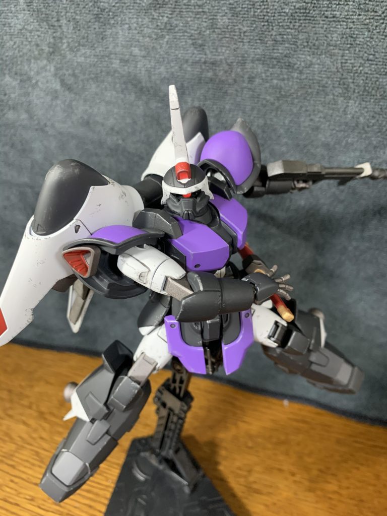 斬機刀鞘の取り付け部には、ネオジム磁石を仕込んだ事で鞘自体のスイングができるようになり、抜刀などのポージングの際に表情をつけられるようにしています。