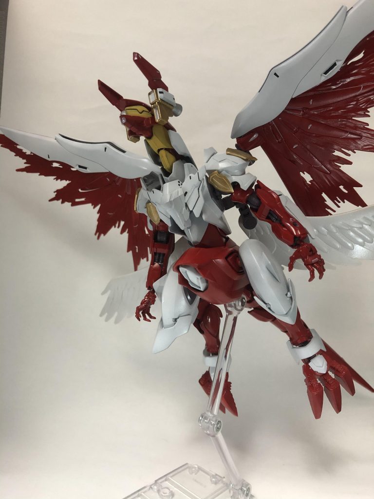 巨大なウイングにより高い機動性と加速力、そして飛行性能を実現している
戦闘スタイルは基本格闘戦だが頭部にある白い噴射口から炎を吐くことも可能