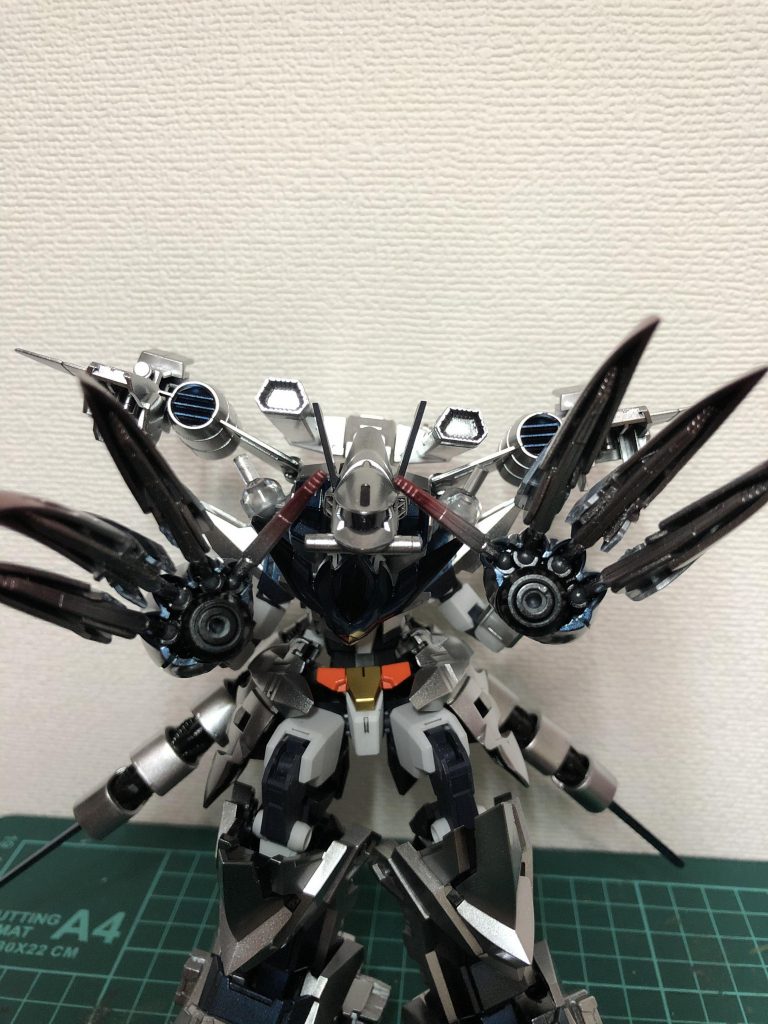 66mmキャノン砲
両掌に1基ずつあるキャノン砲。
この66mm砲弾にsick‘sの粒子をくっつけて飛ばす技もある。
獣の数字に因んで「666」と命名。