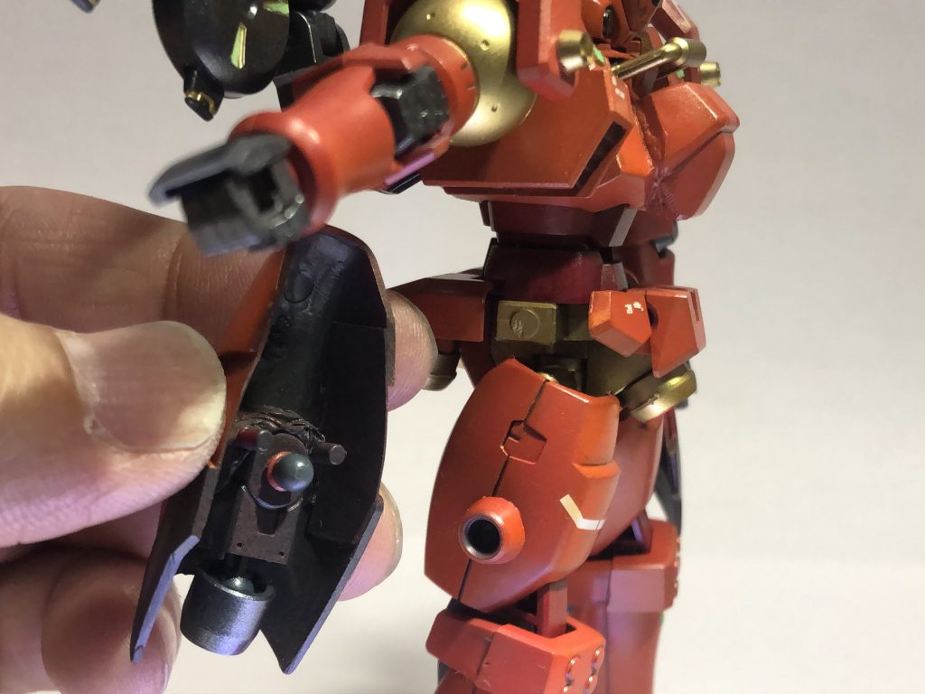 スズメバチEZYさんの作例に習って
太ももを表裏逆にして使用してます
これ思いついたのマジで天才ですね!!
サイドアーマーは太ももにボールジョイントで接続 ポージングに合わせて動かせるようにしてアーマー側にバーニアを追加
実はこれリーオーNPDのバックパックのものです