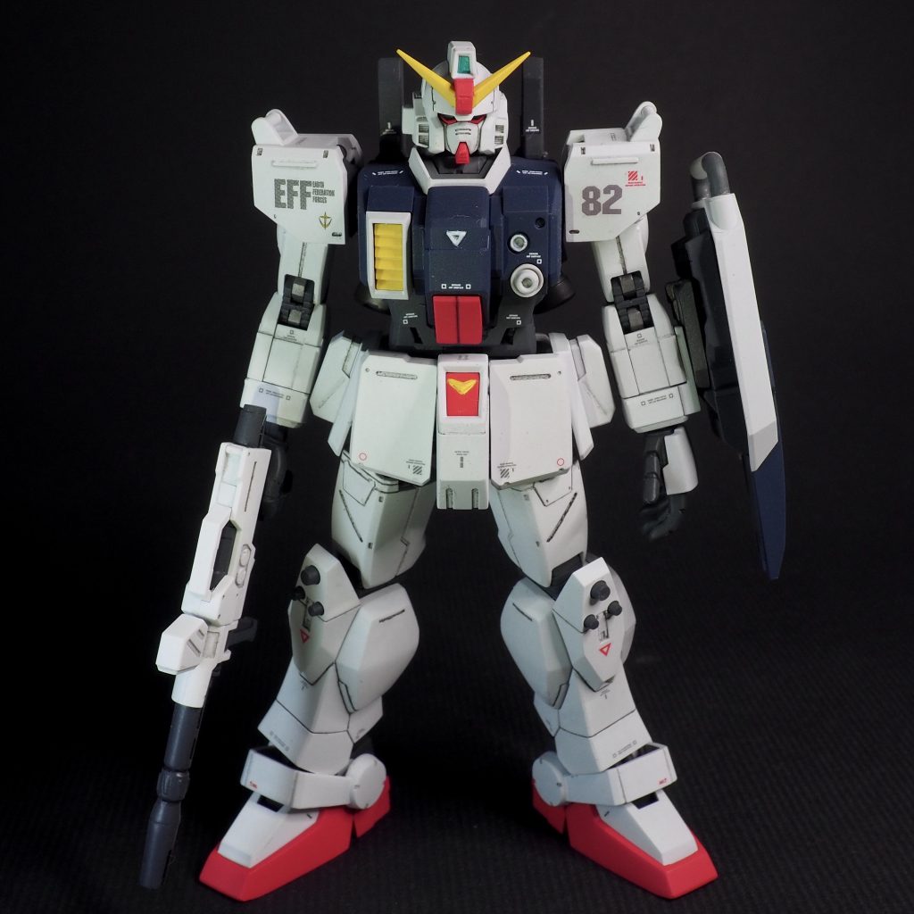 陸戦型の肩パーツが洗練されたイメージを醸し出すのに重要な役割りを果たしています。