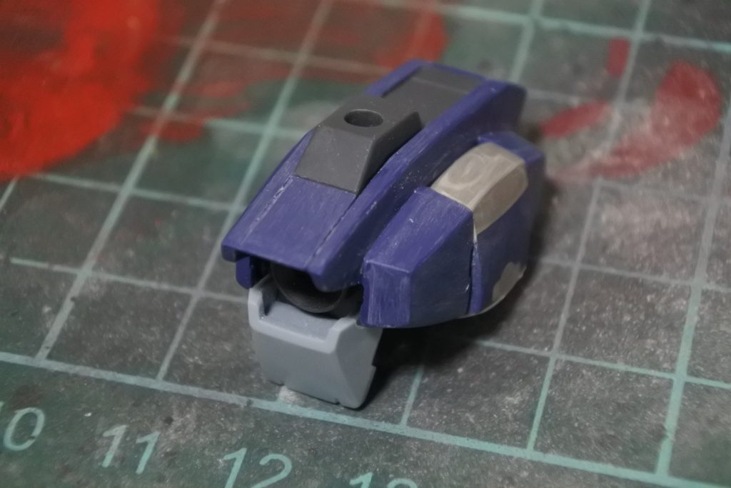 左肩部はHGライトニングガンダムから持ってきて、パテ盛りからの削り出しで画像のような形状に変更