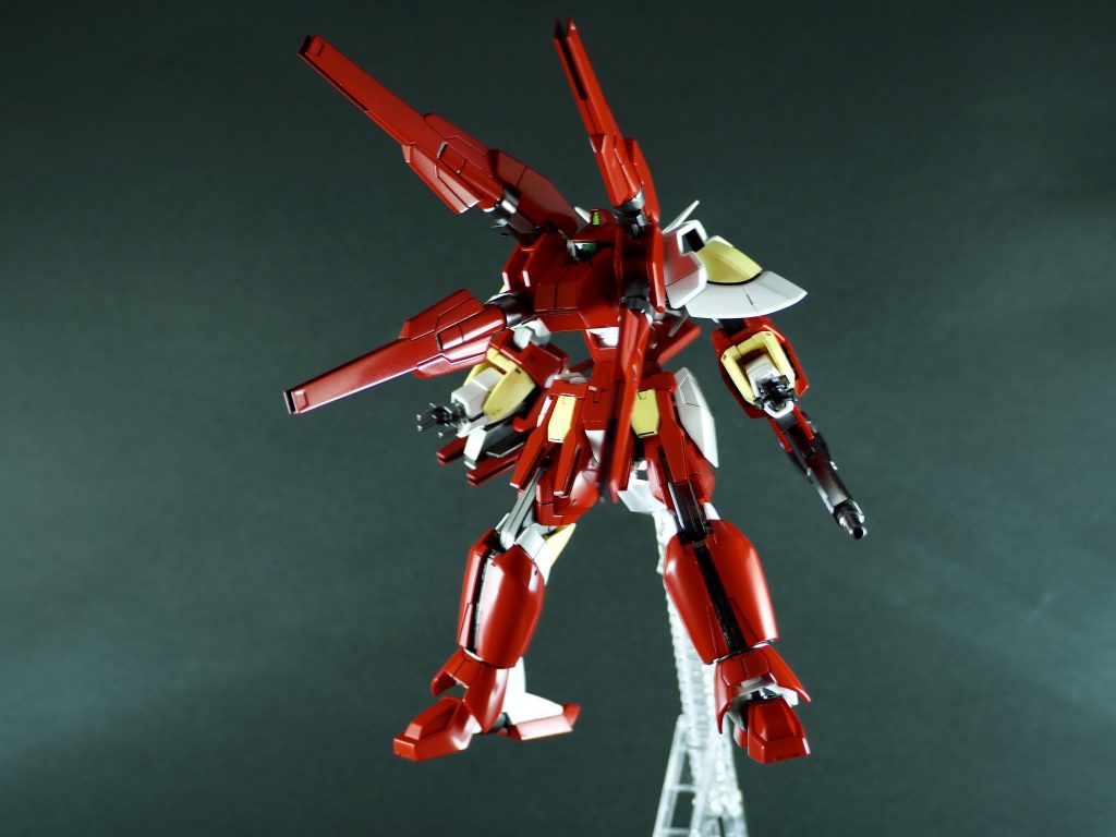 リボーンズキャノン形態
リボーンズガンダムの真骨頂とも言える前後二面型変形
軸接続故にクリアランス調整をちゃんとしないとフィンファングの破損や塗膜剥がれの原因になったり割と手間がかかる背面部
リアアーマー部は基部を除いてセミスクラッチと小型フィンファングはフルスクラッチ