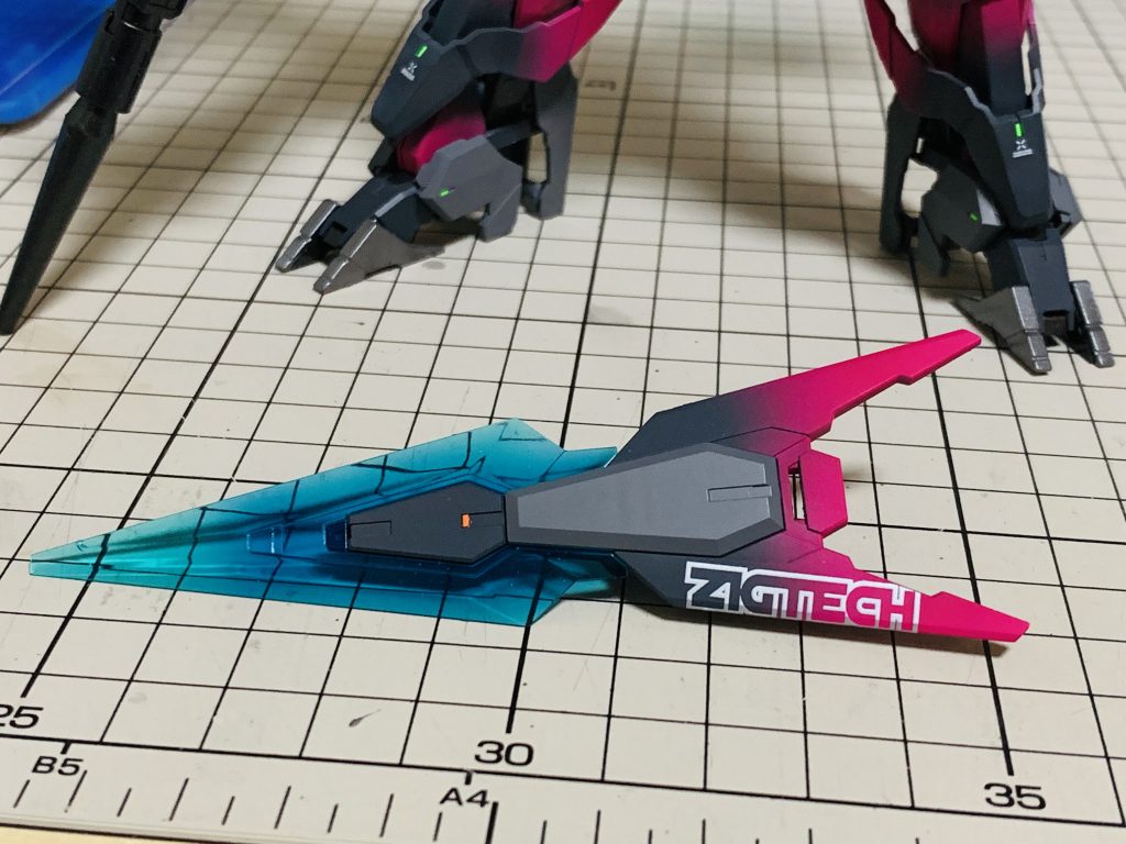 クリアパーツにも少量の蛍光ブルーグリーンのグラデーション入れてるのでブラックライトで発光します(´∀｀)