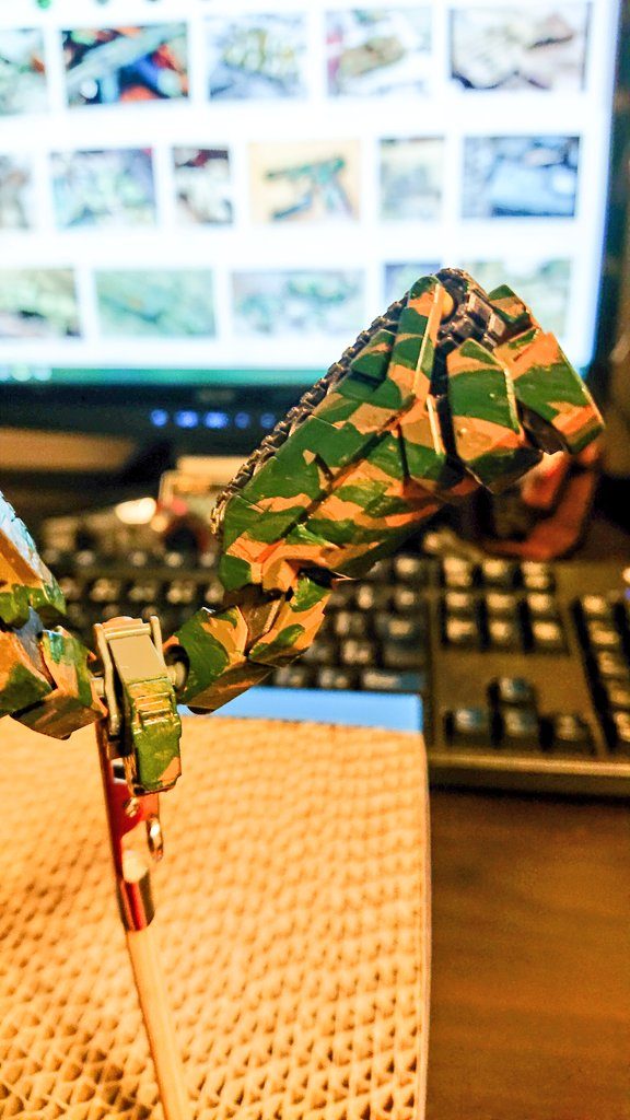 その上にダークグリーンと暗緑色をフィーリングに任せて塗りたくっています。