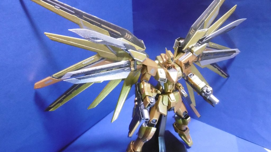 肩をブレード化&ウイング展開。
普段の背景セットからはみ出すので撮るのも大変です。
時々使う色画用紙の即席背景セット。