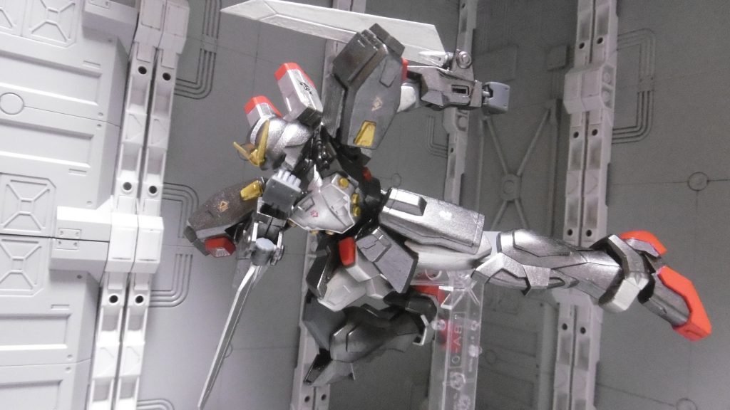 脚はビルドバーニングそのままなので、よく動きます。
肩アーマー下のバーニアは元あった形状を切り落とし、waveのバーニアに変えて小型化。側面にはMSGのダクトノズルⅡを追加し、排熱して被熱探知率を下げます(最初はサイドブースターの予定でしたが変更)