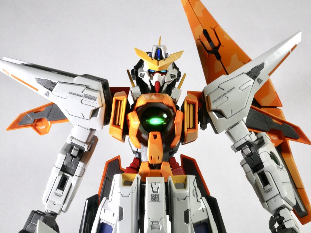 GNドライブは別売りの発光ギミックを組み込んでいます。

デカール類はキット付属のテトロンシールと1/100ガンダムアリオス用デカール、手持ちのハイキューパーツのデカールを組み合わせています。

迷彩塗装は同じくハイキューパーツのスプリンター迷彩用マスキングテープを使って2色に塗り分けています。

所々にあるセンサー類にはメタリックシールを貼り付けています。

白フレームは成形色の上にクレオスのムーンストーンパールを吹き付けていますが、写真だとわかりませんね。実際は複雑な反射で綺麗なんですが。