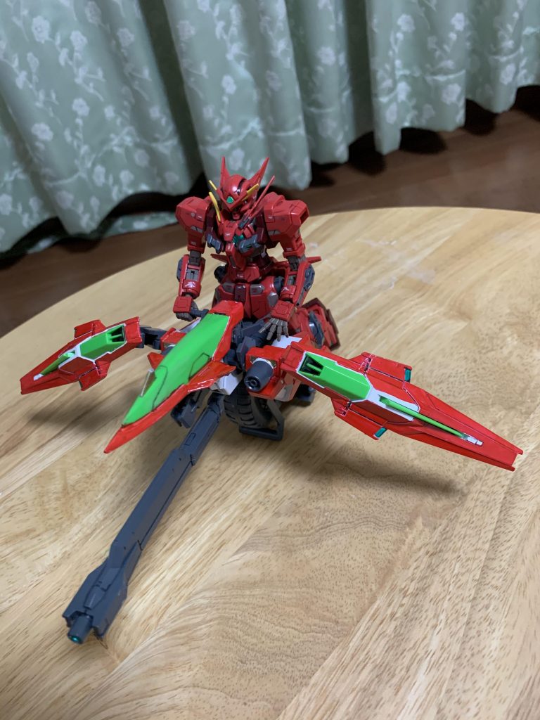 アストレアを乗せるとこうなります。元のメテオホッパーがフェニーチェのライフルを装備できるのと同じ要領で、ジンクスのライフルを付けています。