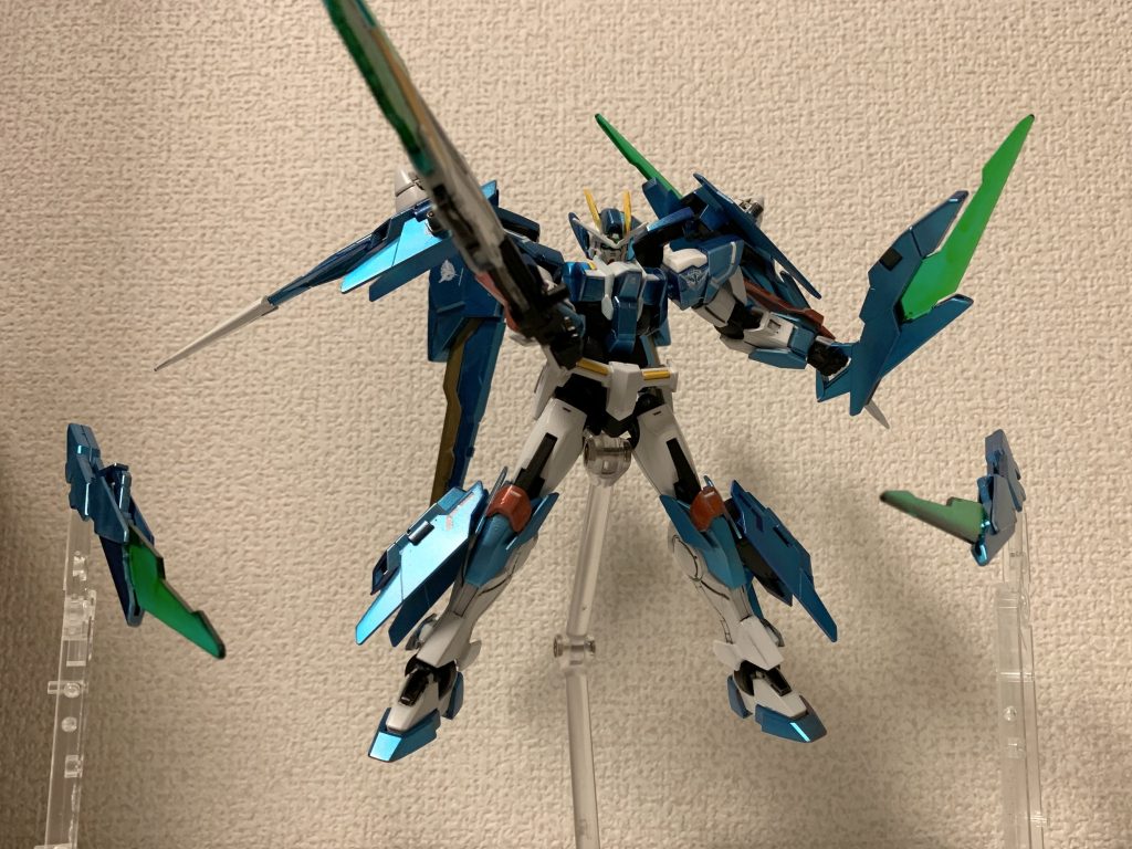 GNファンネル。攻守一対で攻撃から防御まで行える。刃にはGN粒子が滞留しており、AGEⅡマグナムの物より、数段上の斬れ味を持つ。