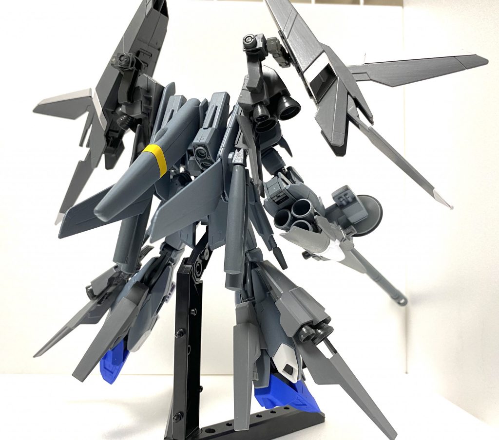 MS形態 バックショット
ディフェンサーユニットの重量と脚部追加装備のせいでMS形態での歩行および着地はできません