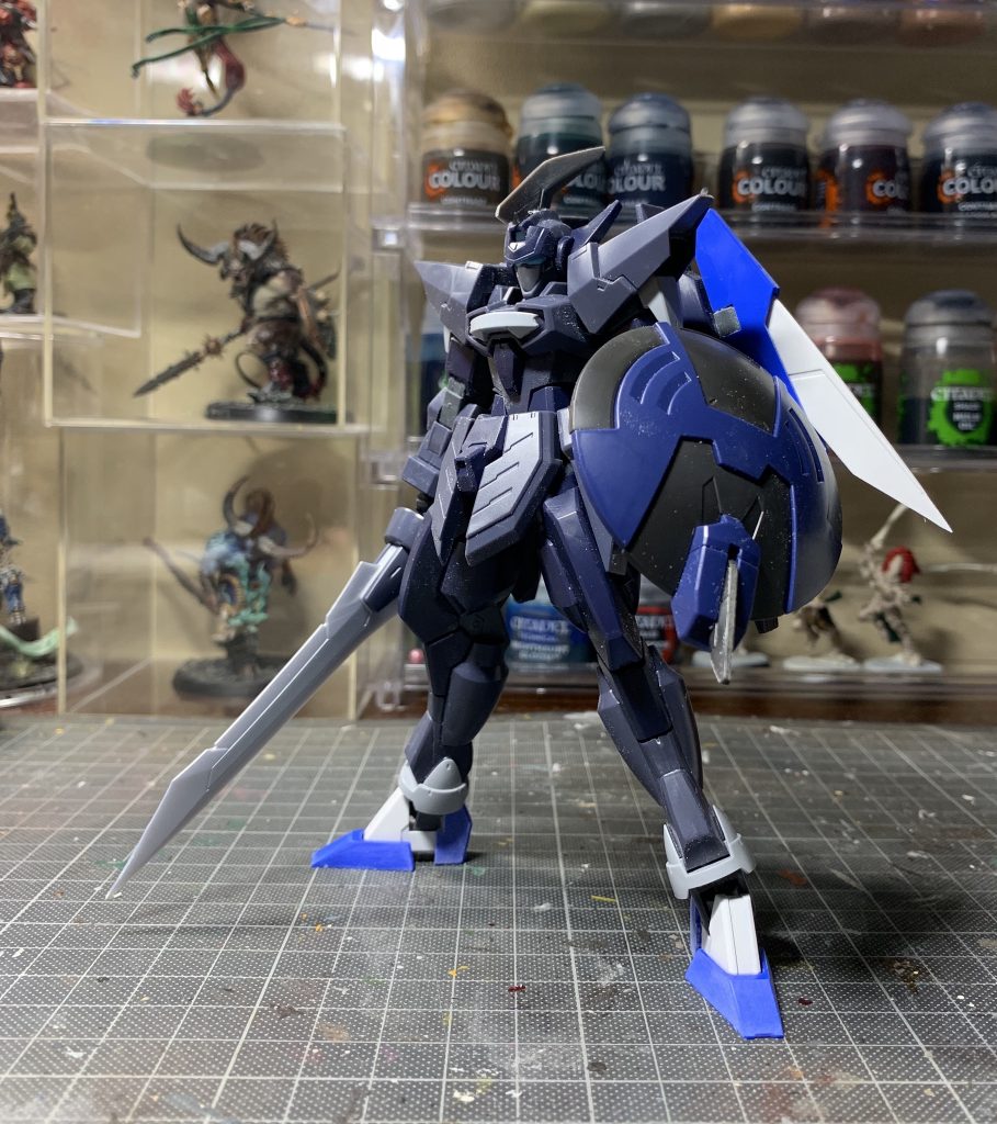 足首、バックパックにはAGE2のパーツを加工したもの、トサカはジャンクパーツを加工したもの、シールドはインジャスティスウェポンズのもの使用しています。